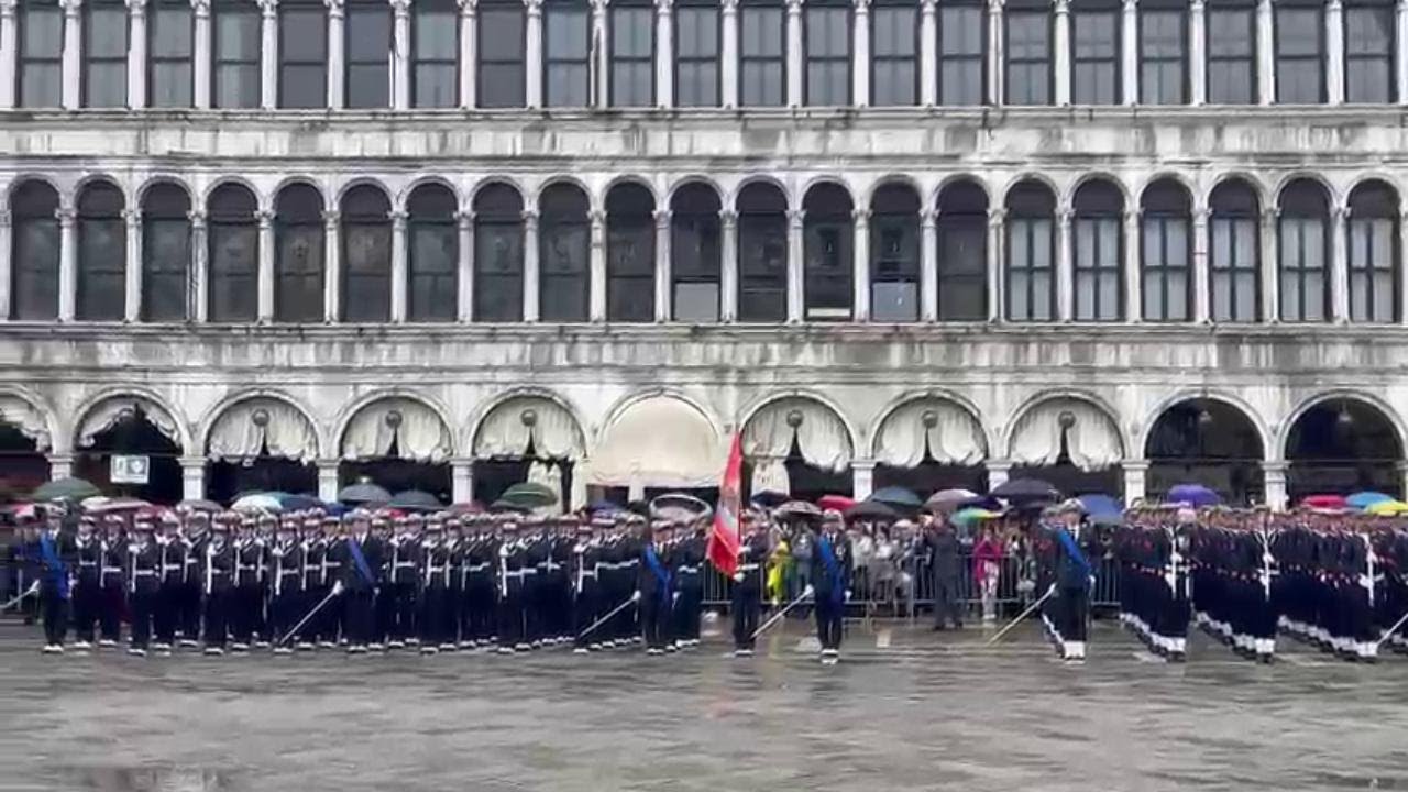 Venezia, il giuramento dei cadetti della Morosini e poi tutta Piazza San Marco canta l'Inno