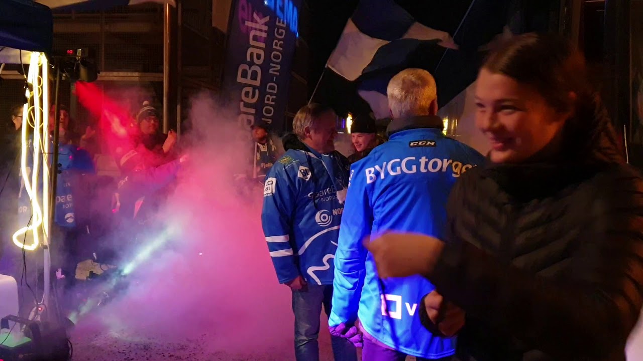Arctic eagles blir møtt av supporterklubben etter seier mot Tønsberg. Arctic eagles er seriemestere.