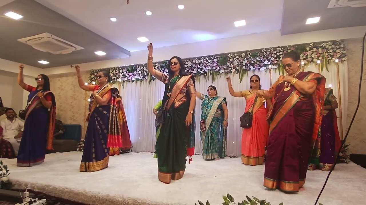 सासू-सून performing Dumb dance