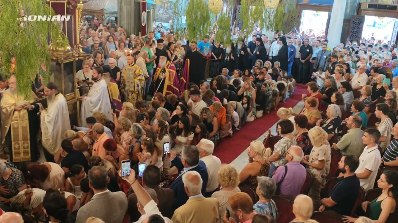 H περιφορά εντός του ναού του Ιερού σκηνώματος του Αγίου Διονυσίου στη Ζάκυνθο