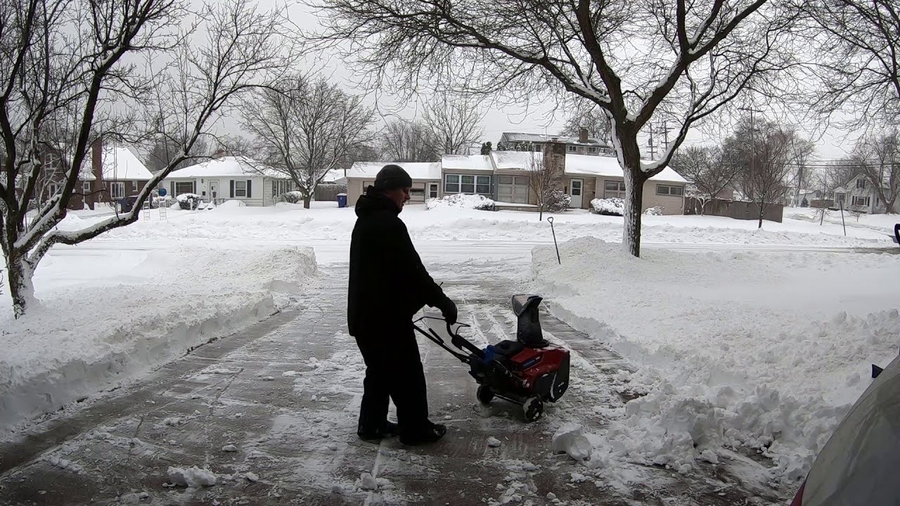 Toro Power Clear 821 QZE snow thrower review in action!