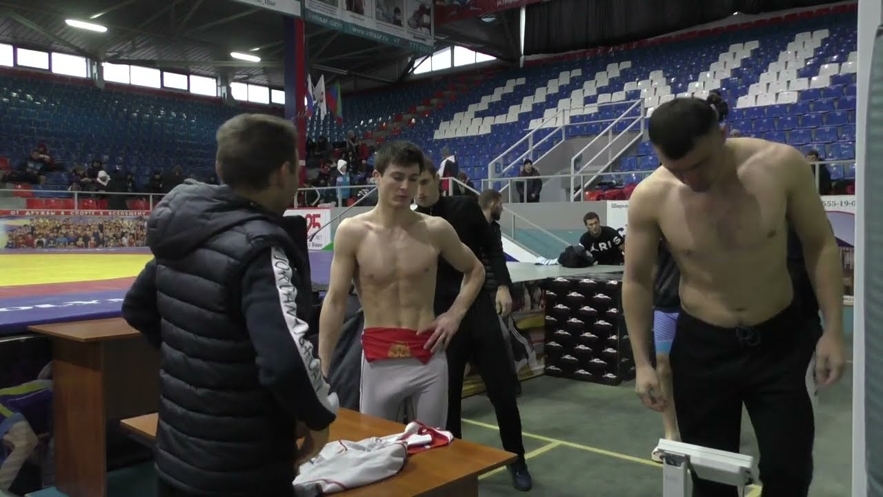 Взвешивание борцов до 74 кг.