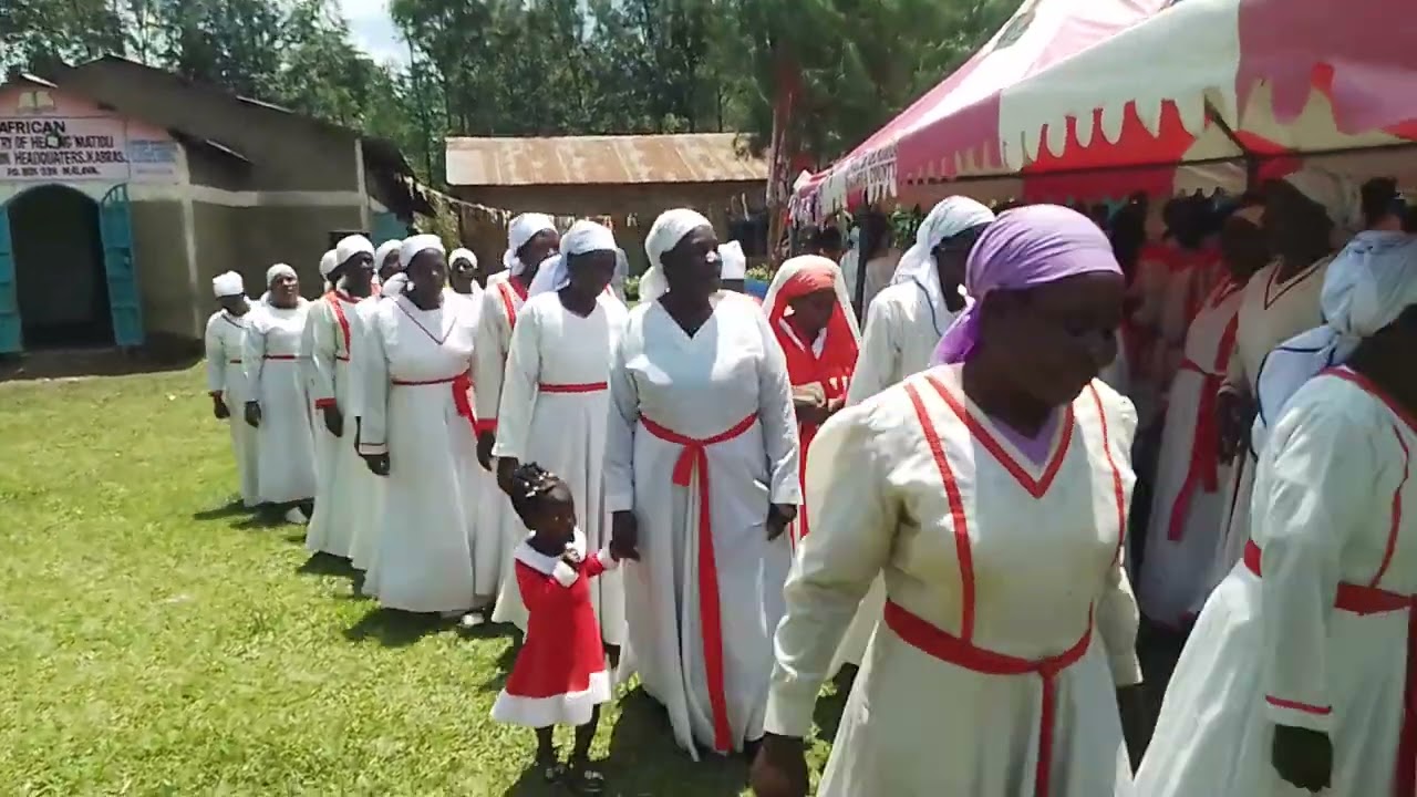 Makuhani, Bishop na mama mission wakiingia kwenye mkutano 