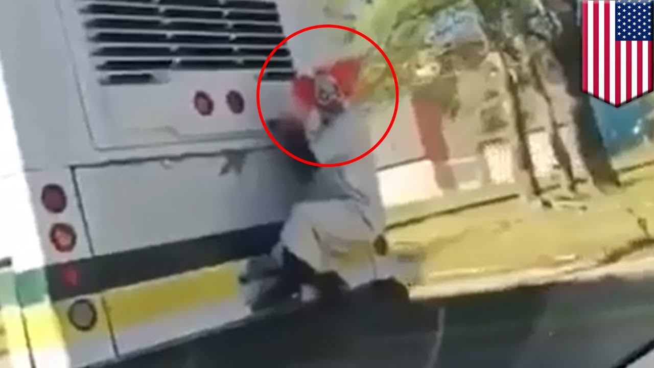 Clown craze: Creepy clown caught on tape hitching ride on the back of Detroit bus - TomoNews