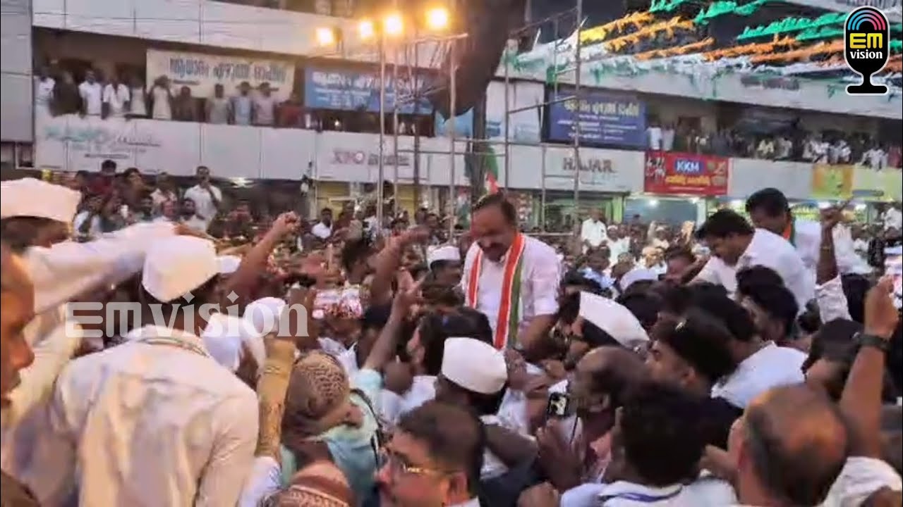 വണ്ടൂരിൽ ആവേശമായി വി.ഡി. സതീശൻ. 'പുതുയുഗ യാത്രക്ക് വണ്ടൂരിൽ ഉജ്ജ്വല സ്വീകരണം.