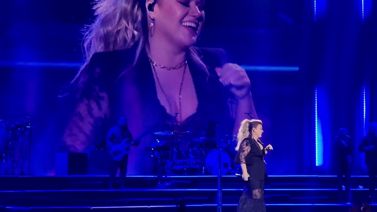an intimate night with Kelly Clarkson - Mr Know It All