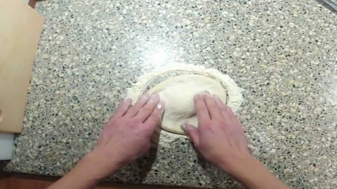 S&aring;dan former du en pizzadej med h&aelig;nderne.