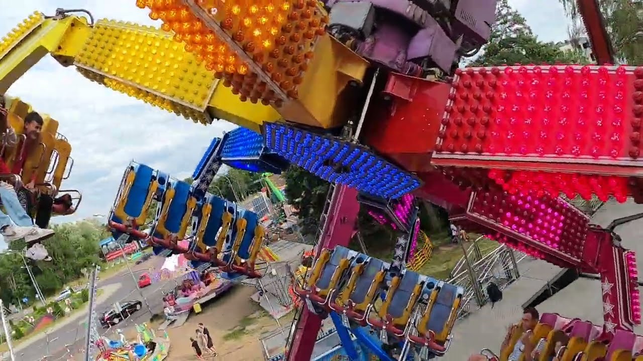 Karuzela Space Jam (Lunapark Familia Land) On ride 1 - Dziwnówek - lipiec 2022