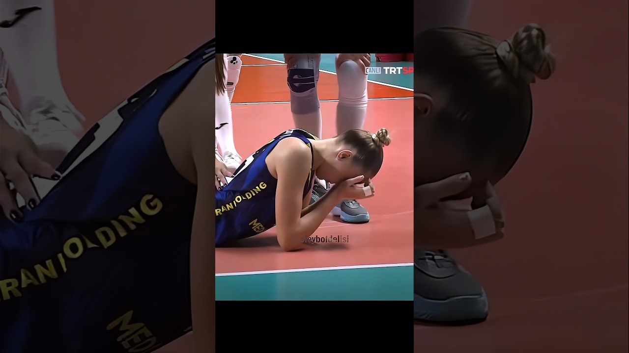 Hande Baladın'ın sert smacı Arina'nın y&uuml;z&uuml;ne geliyor 🤕 | Hande's super spike hits Arina's face