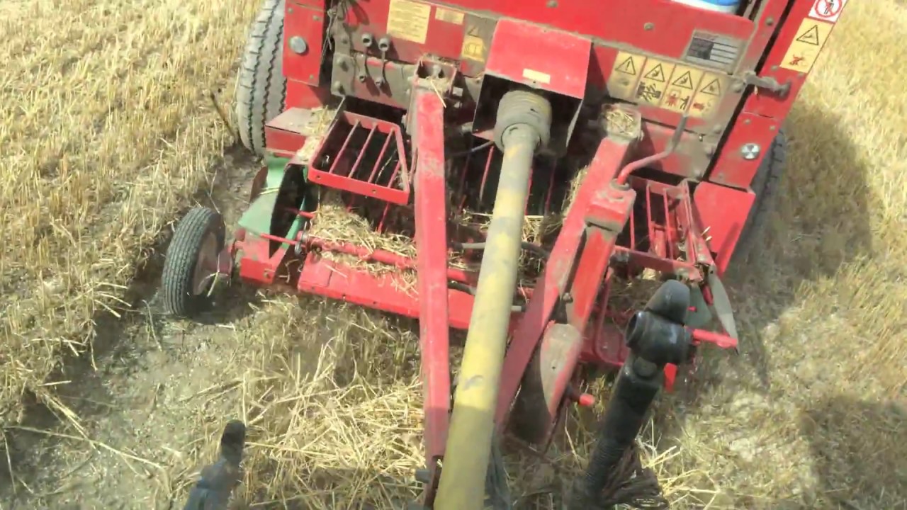 Massey Ferguson 3095 Baling Straw