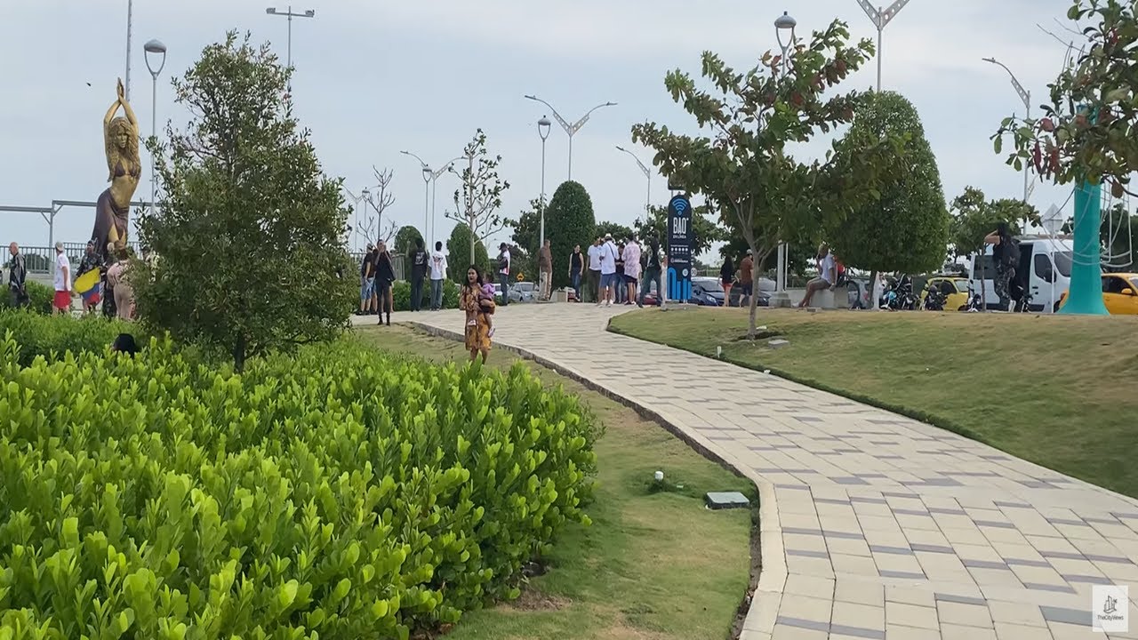 Barranquilla Malecón Walk 4K |  Shakira Statue & Caribbean City Life (Part 3)
