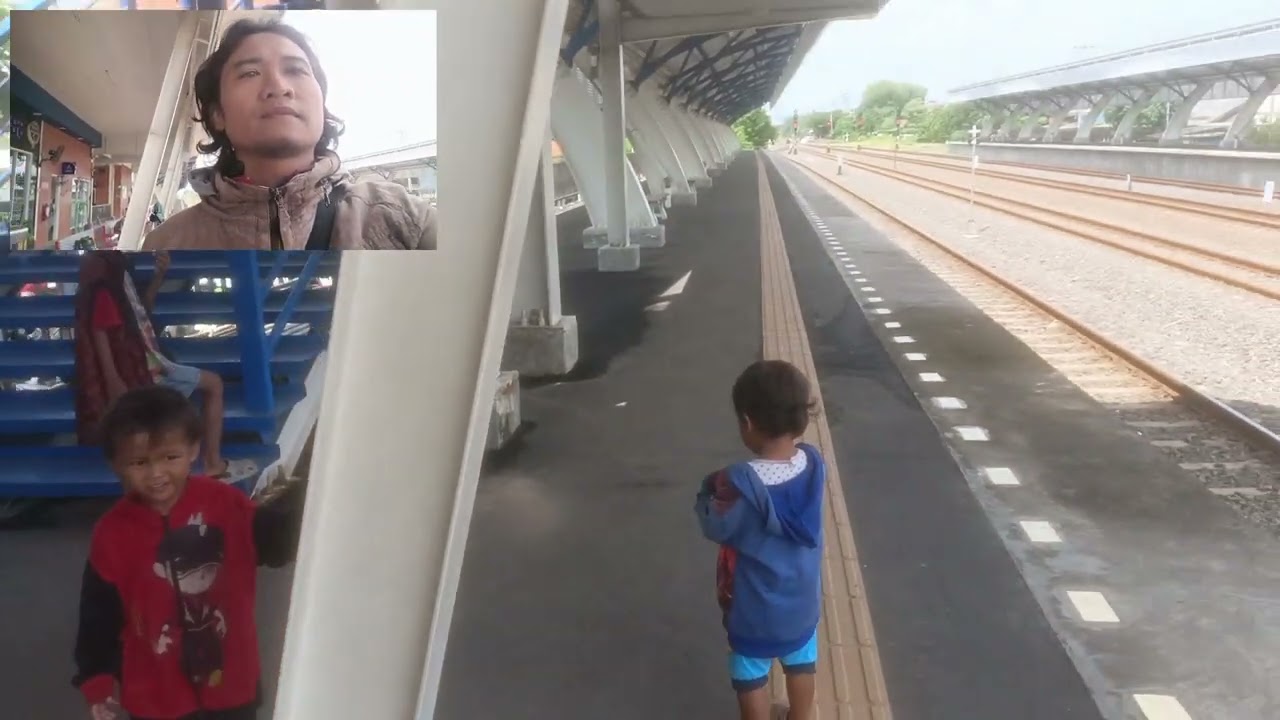 Main lagi di stasiun!!! 🤫