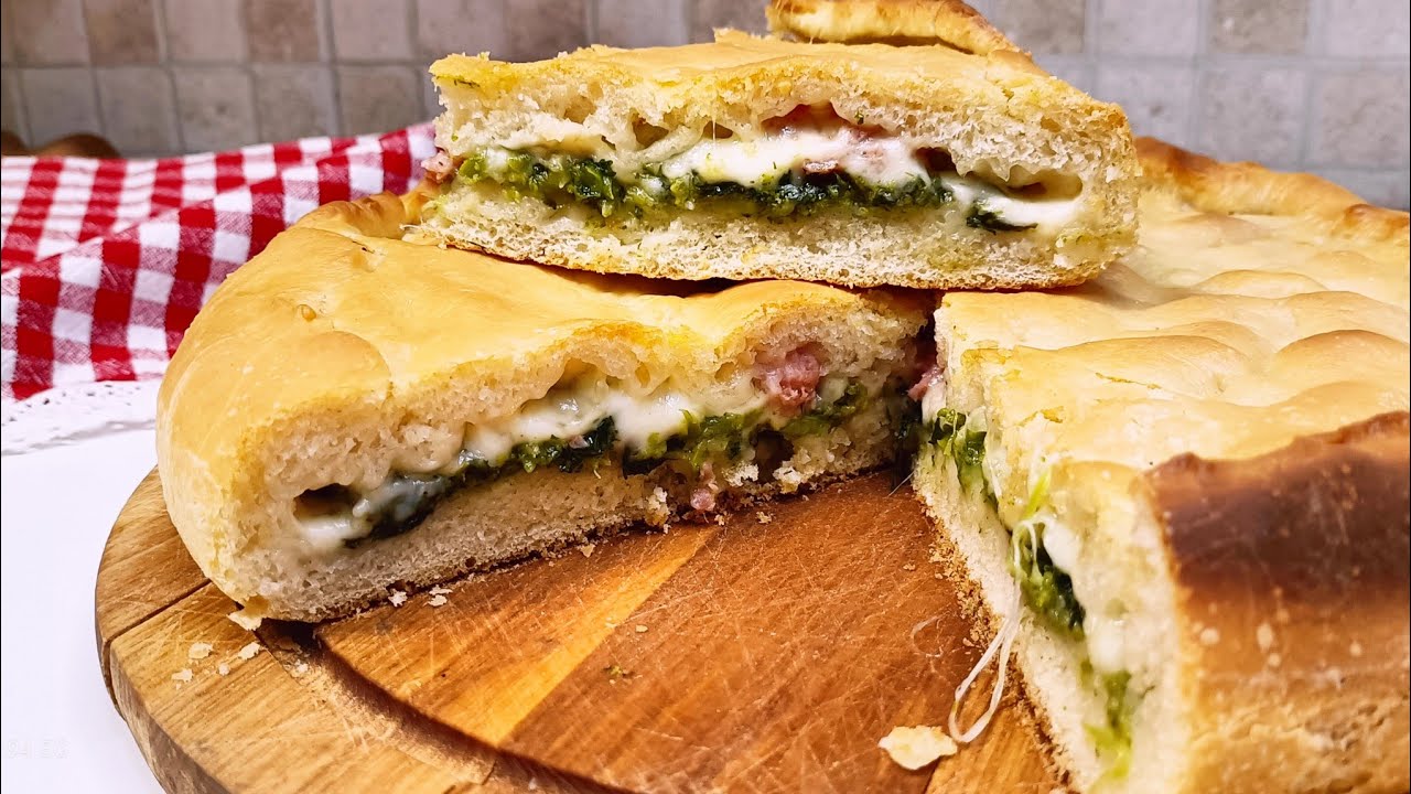 Focaccia ripiena di friarielli (cime di rape) salsiccia e scamorza la pizza ripiena per pasqua