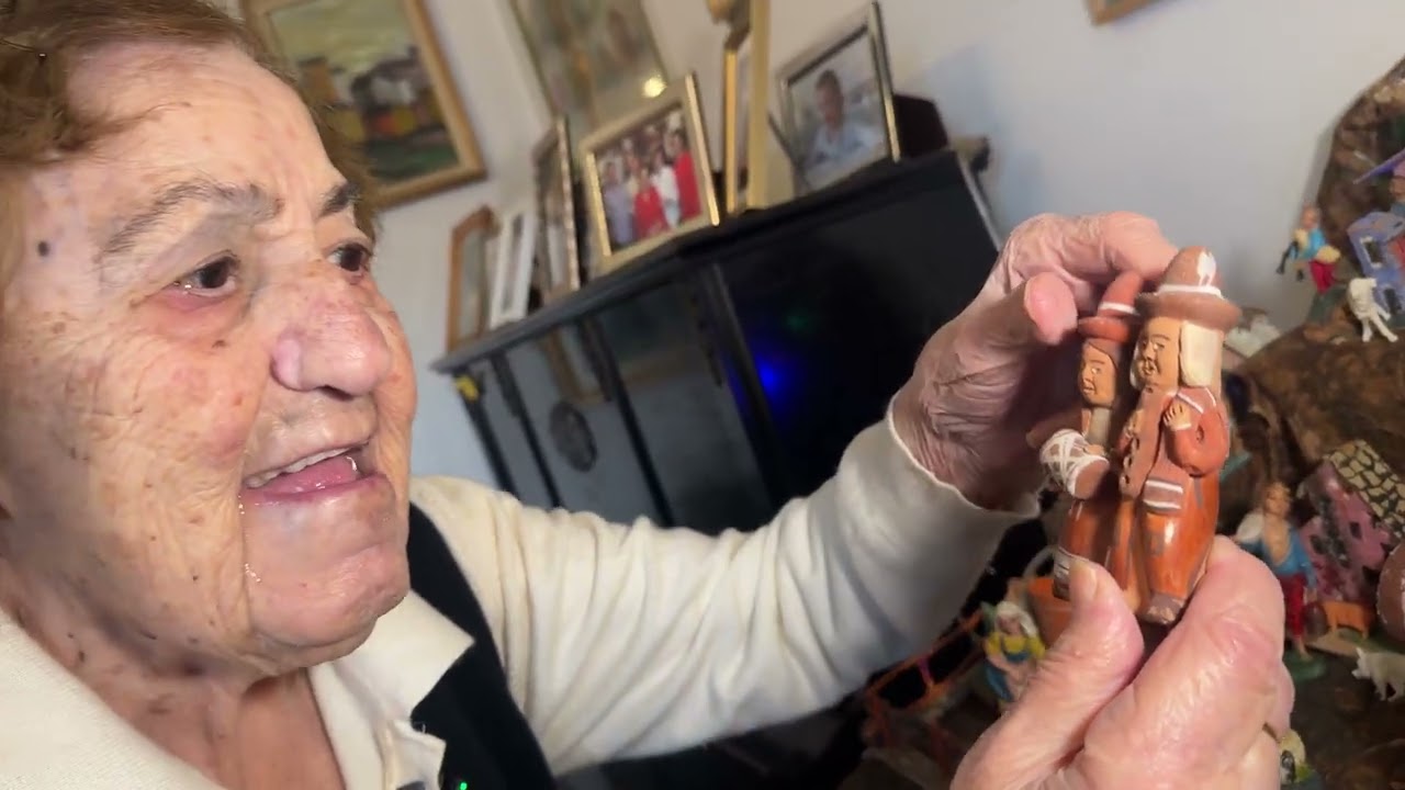 Il presepe di Gianna, 105 anni, con le statuine e le casette di quando era bimba 