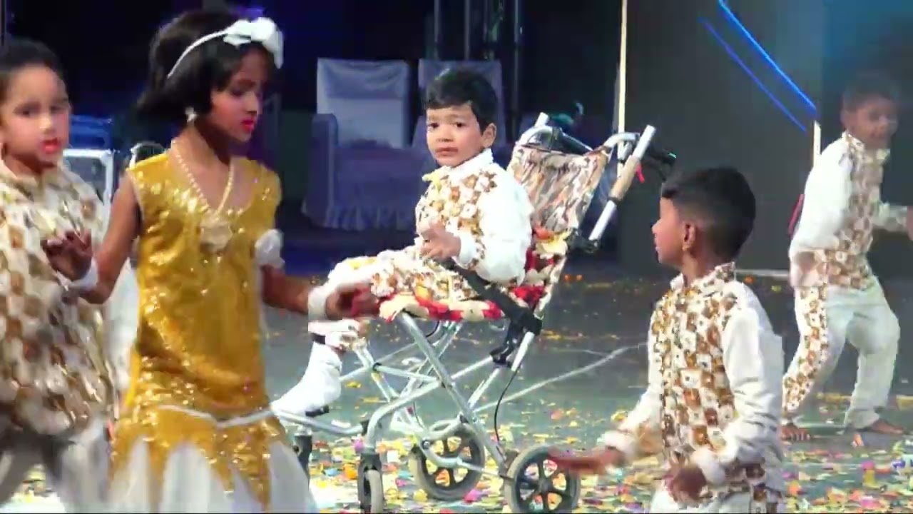 Phir Milenge Chalte Chalte & Dance Pe Chance | Bollywood Finale Dance by UKG students