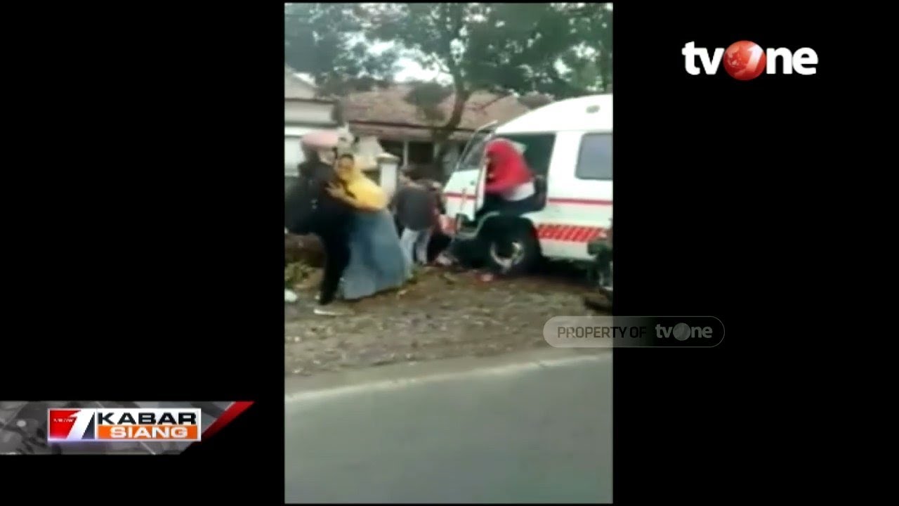 Ambulans Tabrak Motor Lantaran Diduga Tak Berikan Jalan
