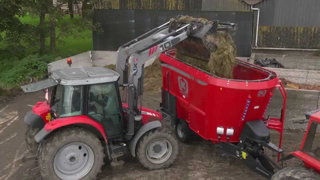 Melkveehouder Zijlstra met KONGSKILDE VM 16 voermengwagen