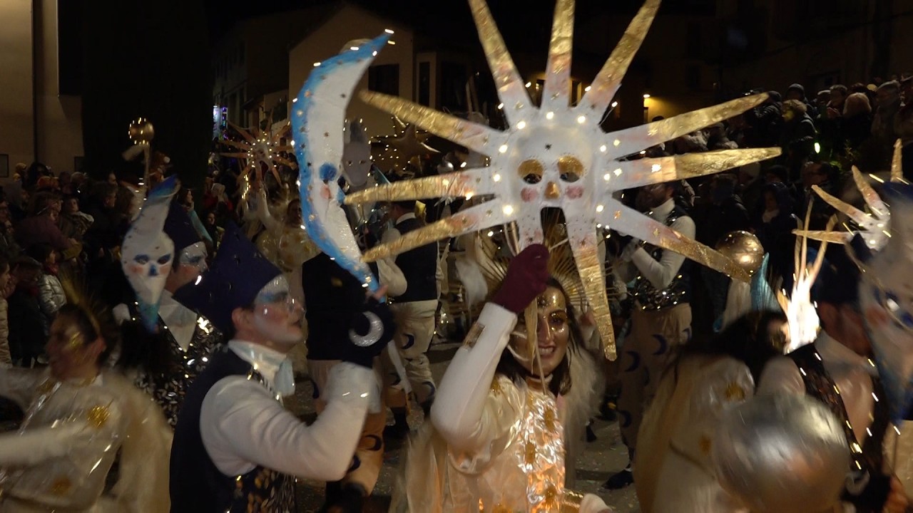 Centelles es disfressa per un carnaval amb més d'un miler de participants