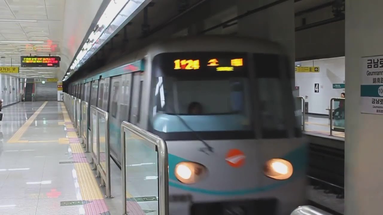 광주 지하철 1호선 금남로5가역 소태행 열차 (Korea Gwangju subway Metro Line 1 Geumnamro-5ga station)