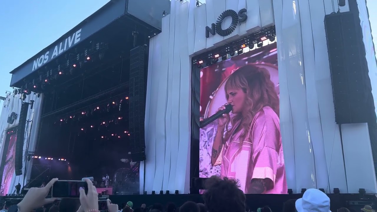 Bárbara Tinoco & Carolina Deslandes - Chamada Não Atendida (NOS Alive ‘23, Portugal)