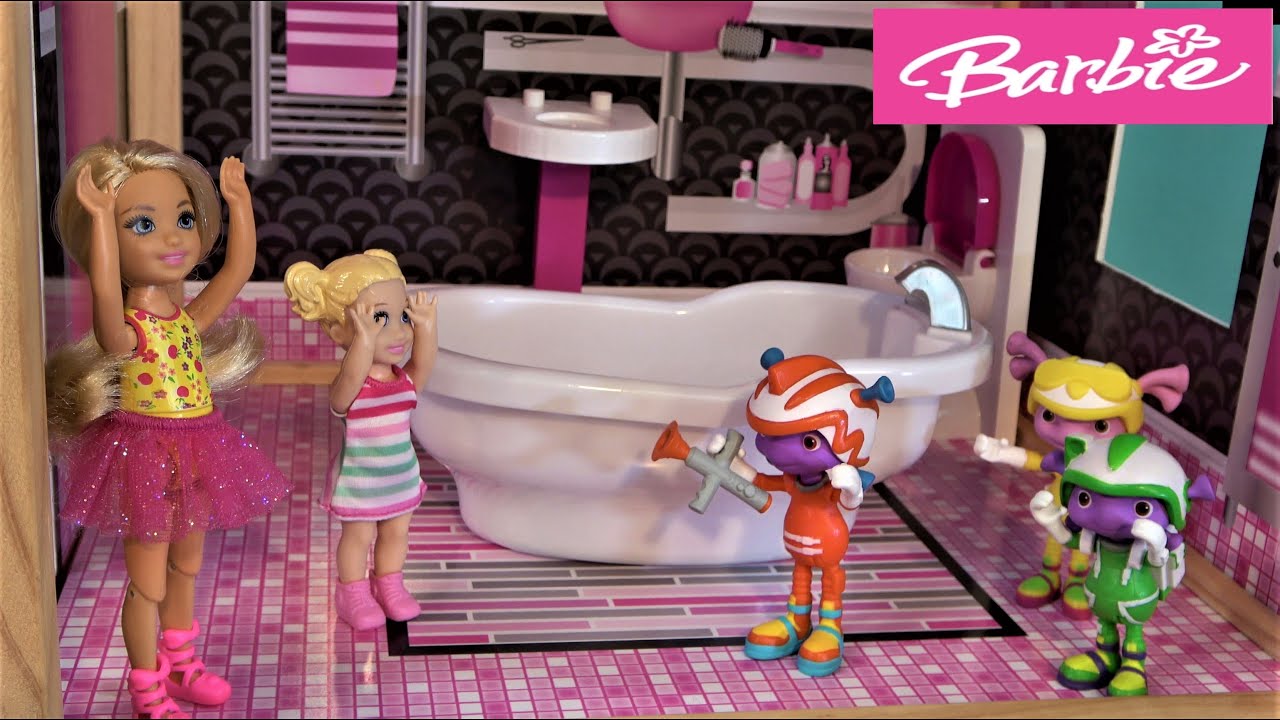 Barbie and Ken Story: Barbie Dream House Visited by Messy Aliens and Barbie Sister Chelsea Friend
