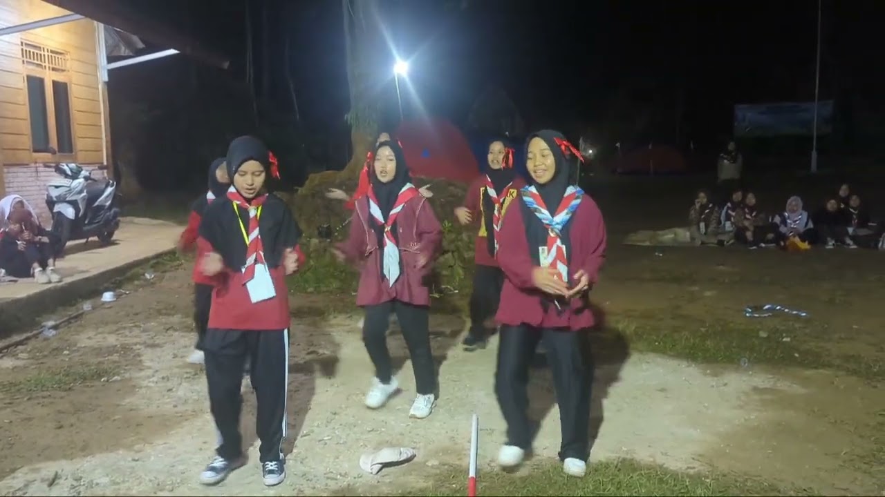 PENAMPILAN REGU FERN (BANGAU) - YEL YEL DAN PENTAS SENI (SUPERCAMP)