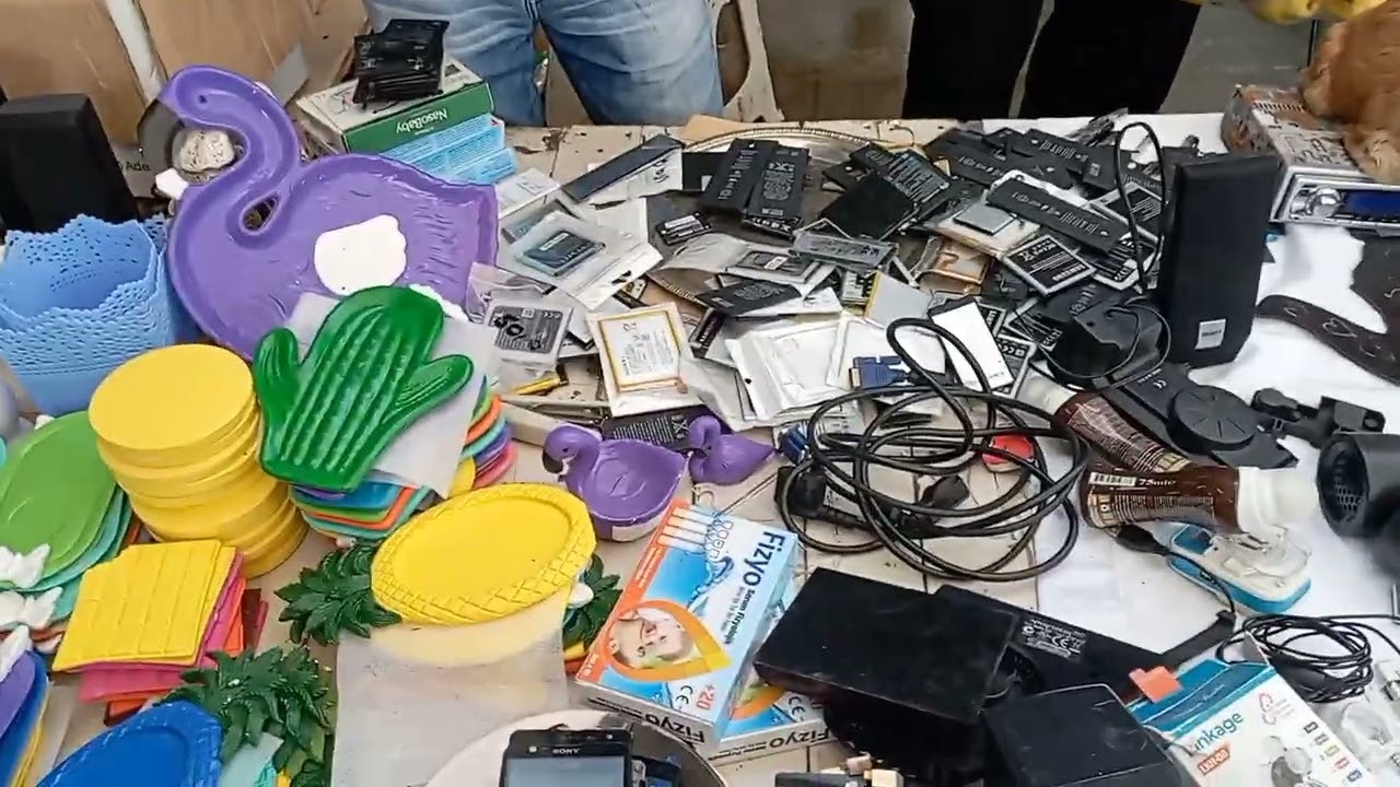 Kadıköy bit pazarı her şey çok ucuz şarj aleti 5 TL kitaplar falan 5 TL like At mayı unutmayın
