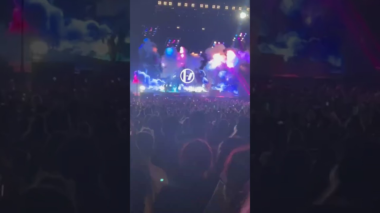 Shy Away by Twenty One Pilots live in Tampa Florida (one of the best screams!) 