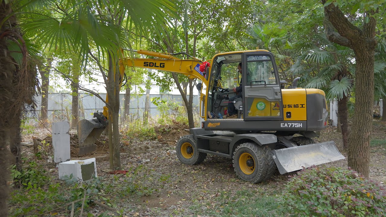 小树林里的山东临工EA775H轮挖 SDLG EA775H Wheeled Excavator in a Small Woodland