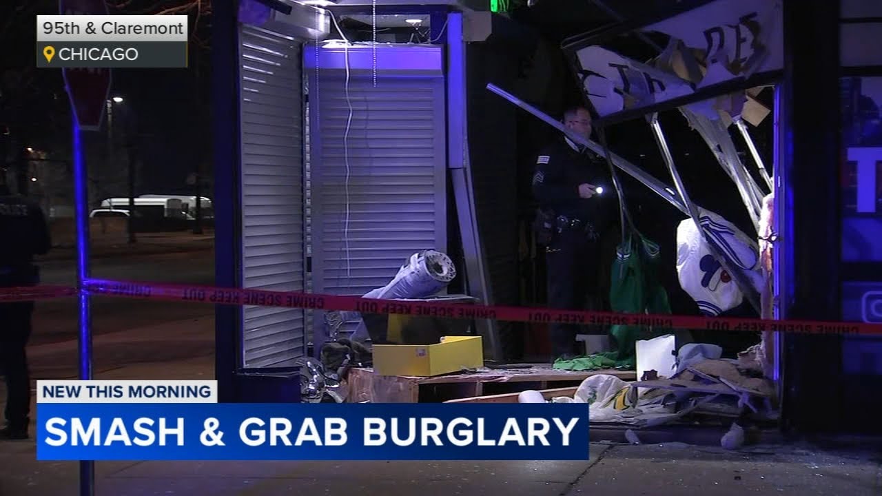 Smash-and-grab thieves target Chicago clothing shop, police say
