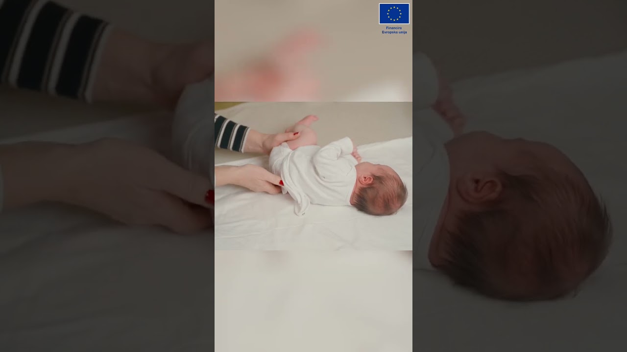 Kako naravno oblačiti in slačiti otroke s poudarkom na kotaljanju