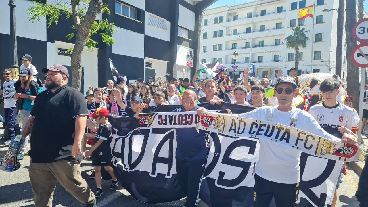La afición del Ceuta recibe a los jugadores a las puertas del estadio