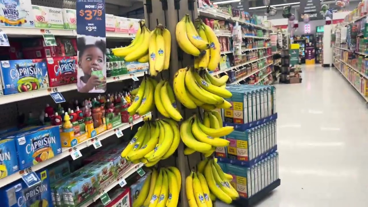 Viendo los precios de la tienda de carne de verduras, frutas, de todo un poco mi gente