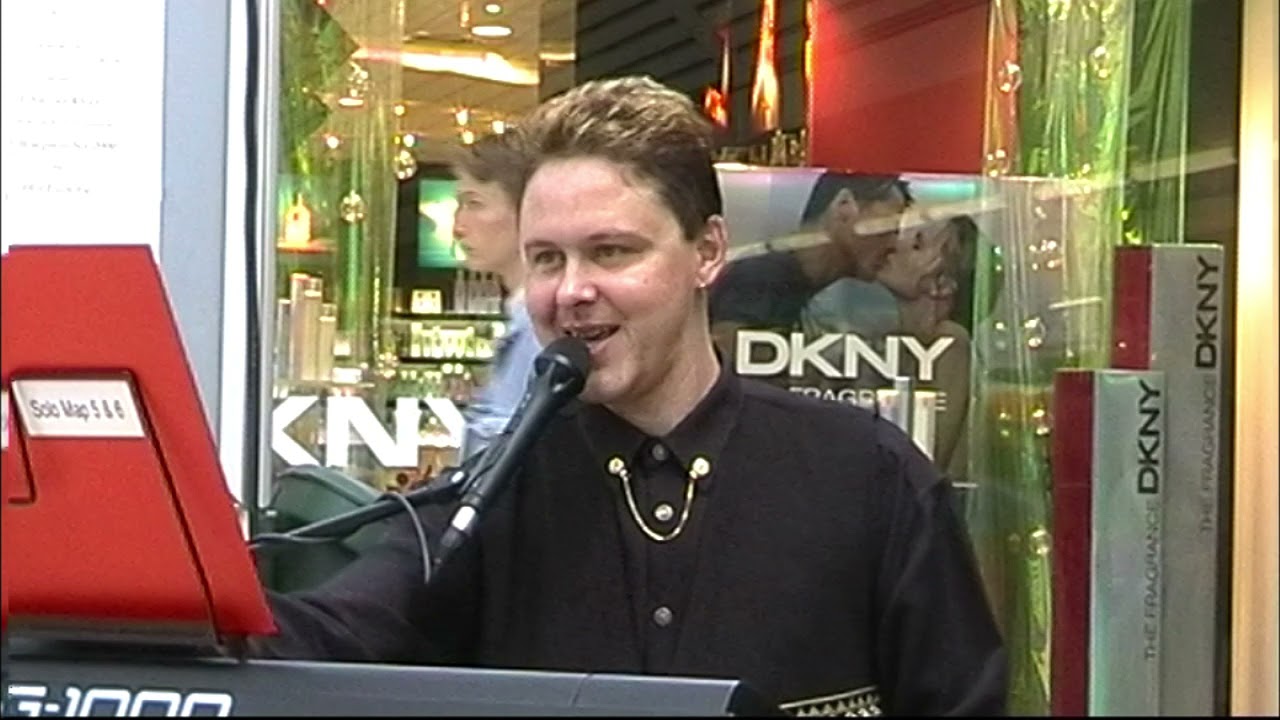 2000 09 16 John van Kleef speelt in Winkelcentrum Bloemendaal in Gouda