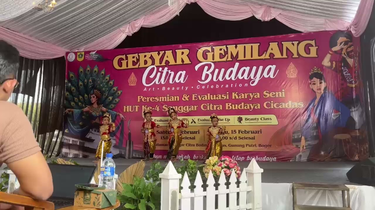 Dede tita sedang tampil