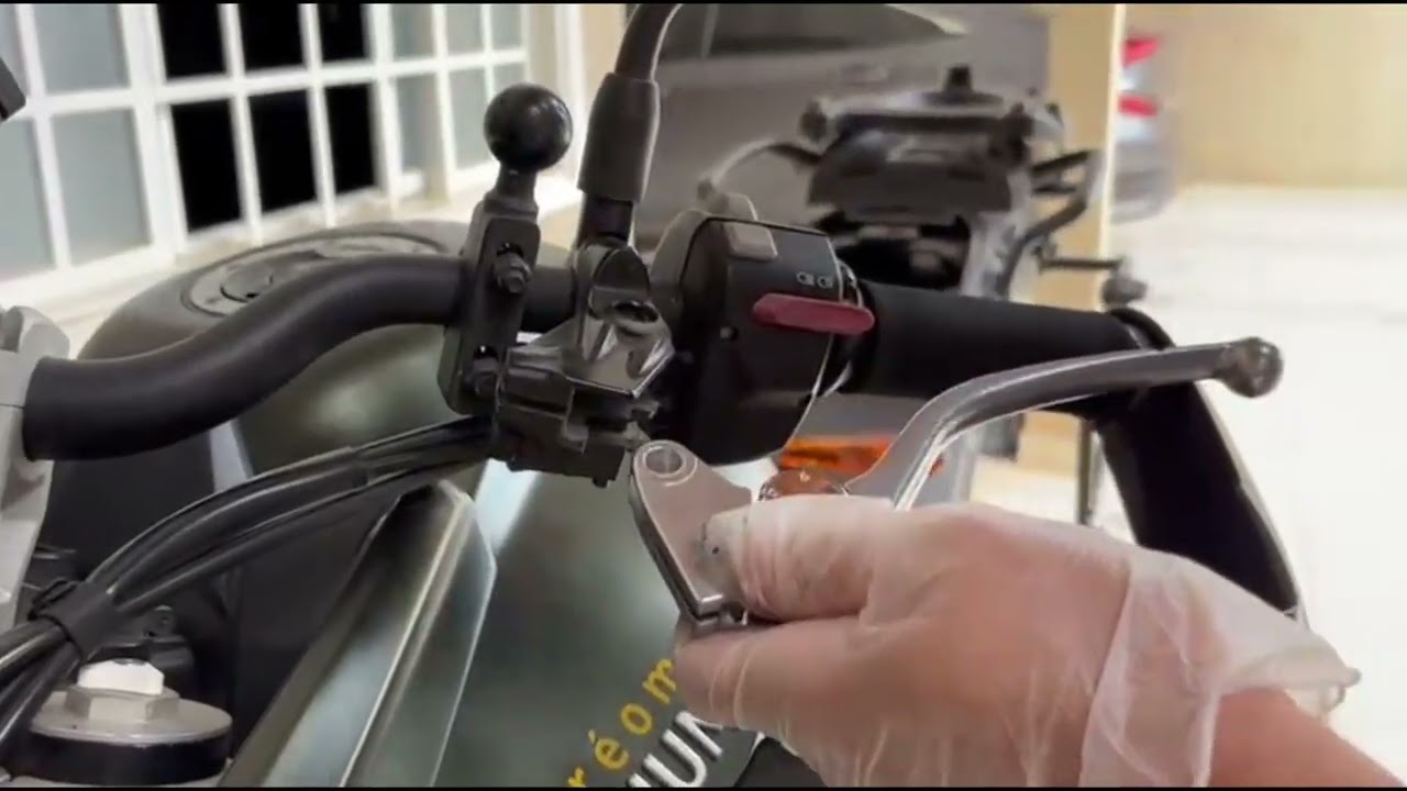 Como trocar a manopla de embreagem da Tiger 800