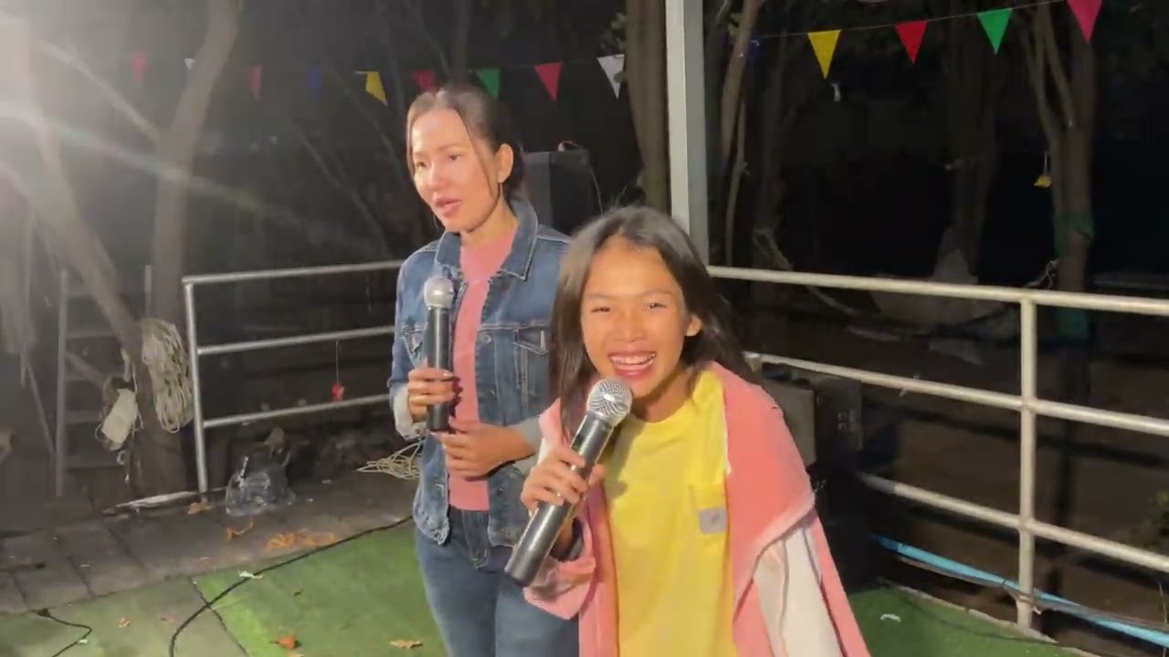ธิดาลาวโชว์เพลงคู่กับหมอลำวิไลวรรณ