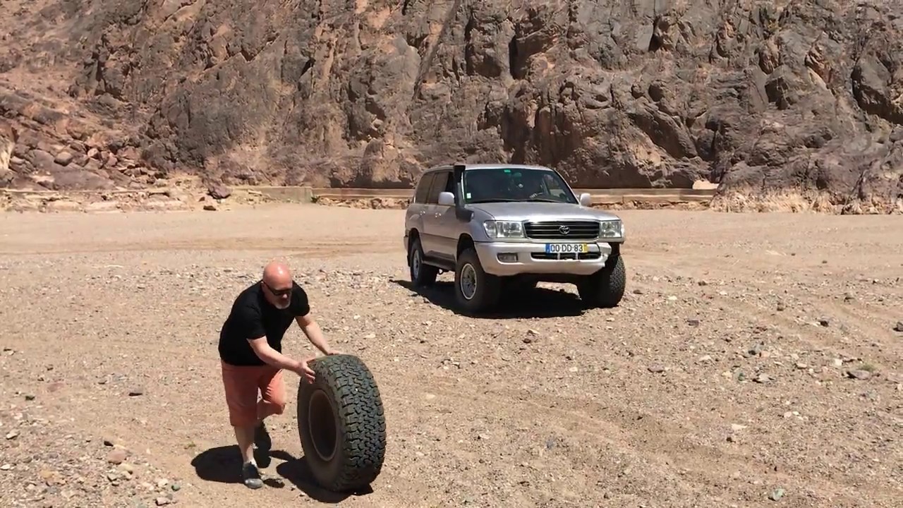 Change flat tire of Toyota HDJ 100