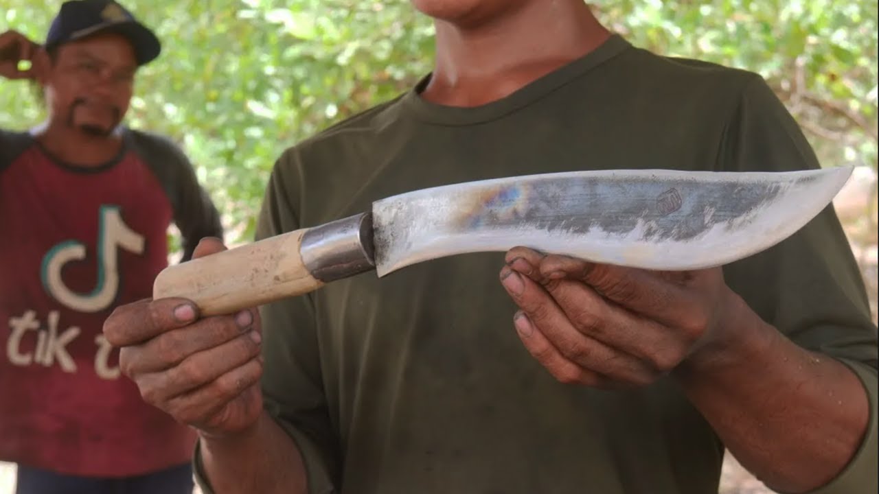 របៀបធ្វើកាំបិតដោយជាងដែងនៅប្រទេសកម្ពុជា/How Knife Is Made In Cambodia
