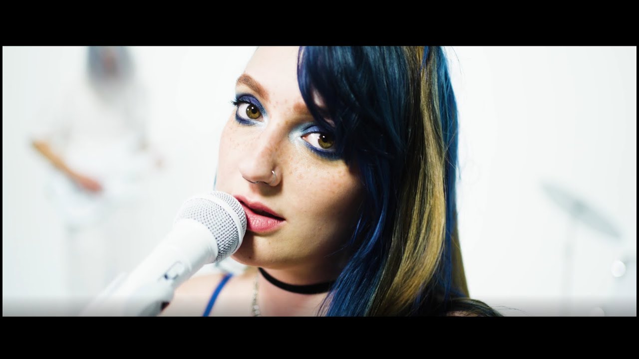 Ilona Mahieu - Ribcage (Official Music Video)