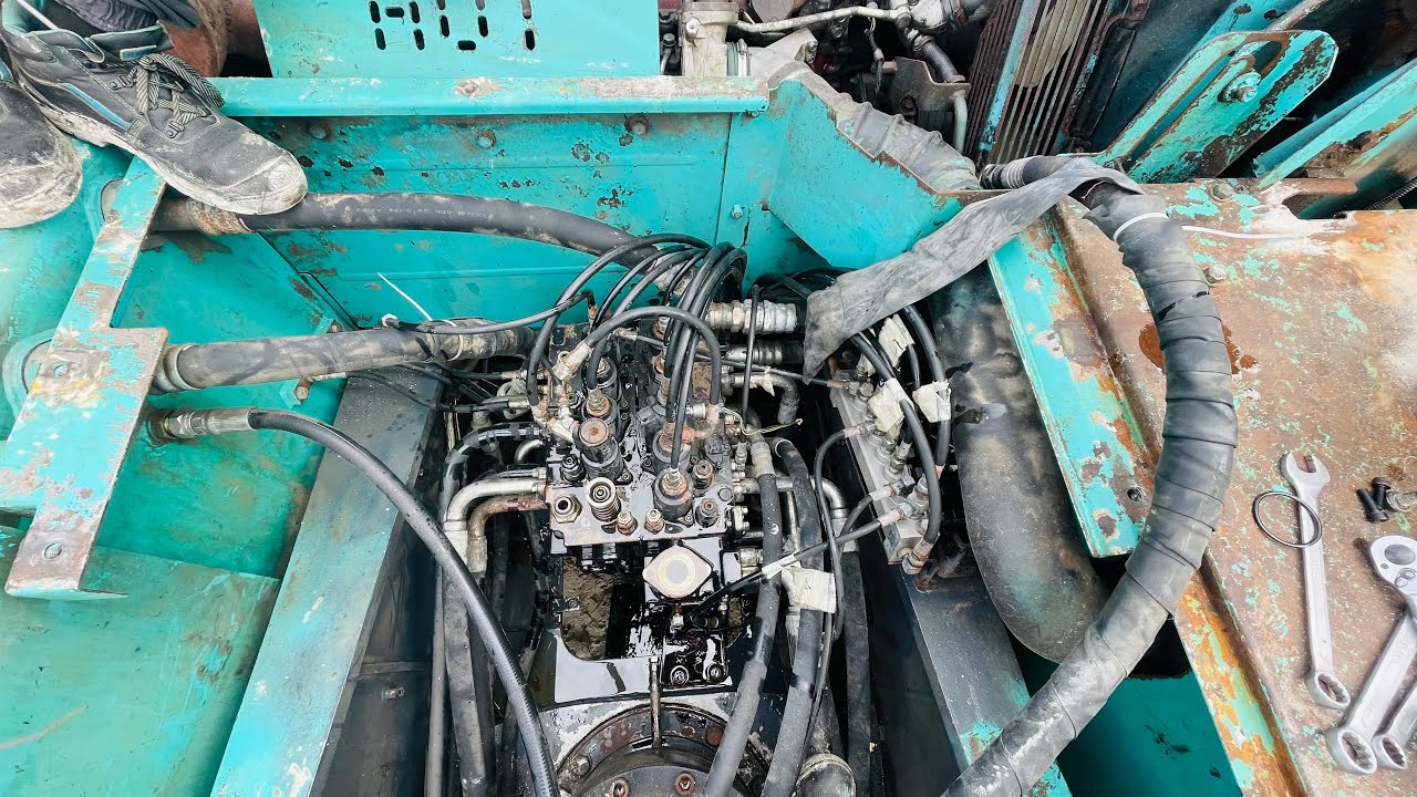 MR Ruwan Technician  is live kobelco 380-8 control valve box cleaning
