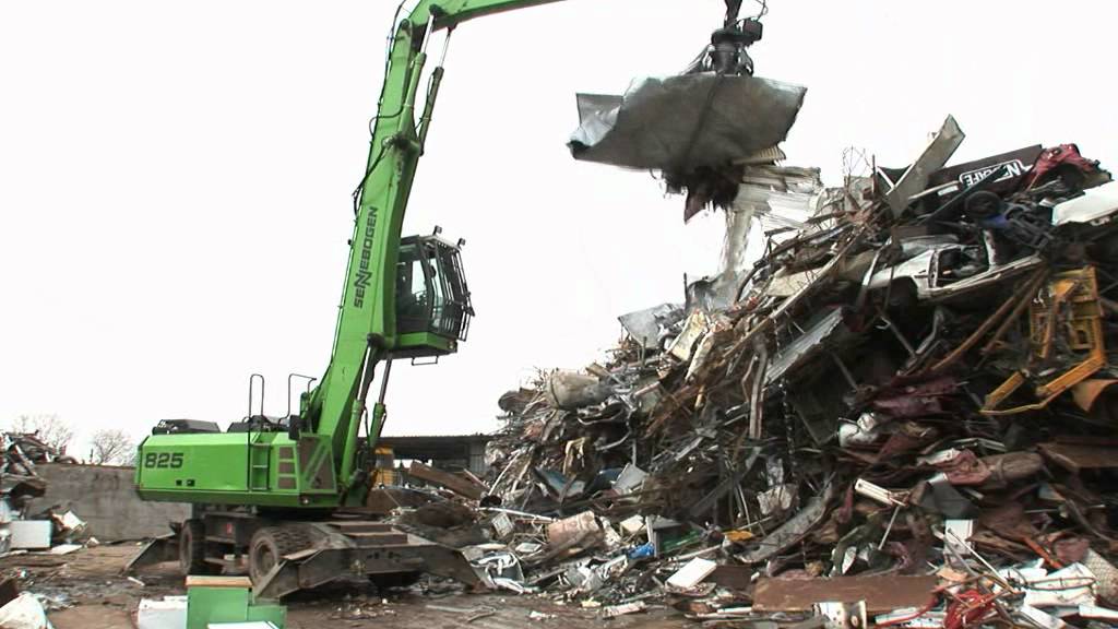 SENNEBOGEN - Scrap Handling: 825Material Handler press loading with 1000 l orange peel grab