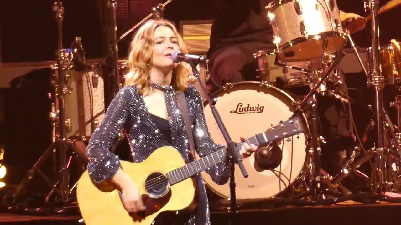 Maggie Rogers - "Don't Forget Me" (Live in Boston)