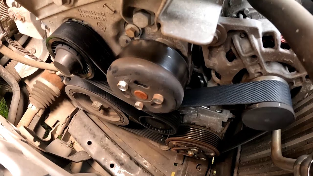 Renault Clio 4 :  Alternator Belt and tensionor replacement    0.9 TCE 90 HP