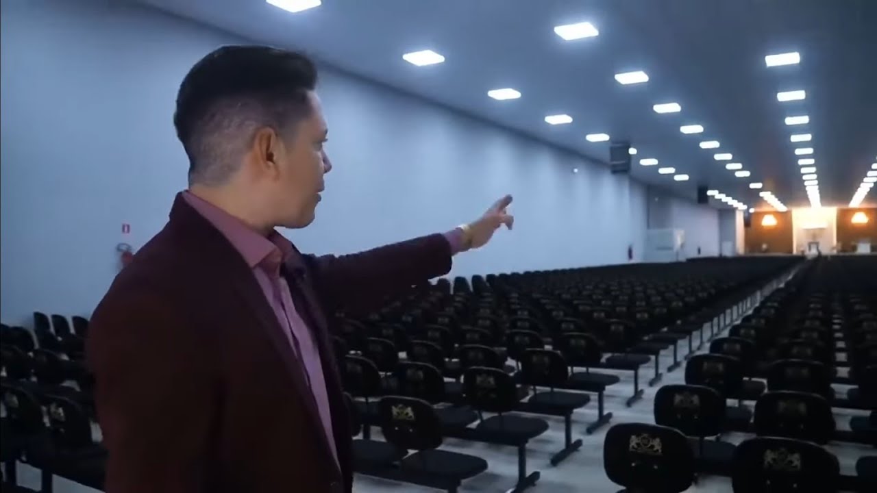 BISPO BRUNO MOSTRANDO A IGREJA DE SÃO PAULO