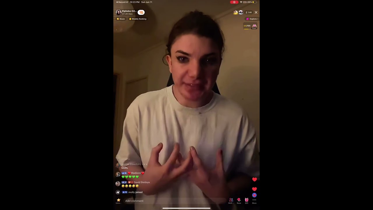 На Эльфабу кричит его мать