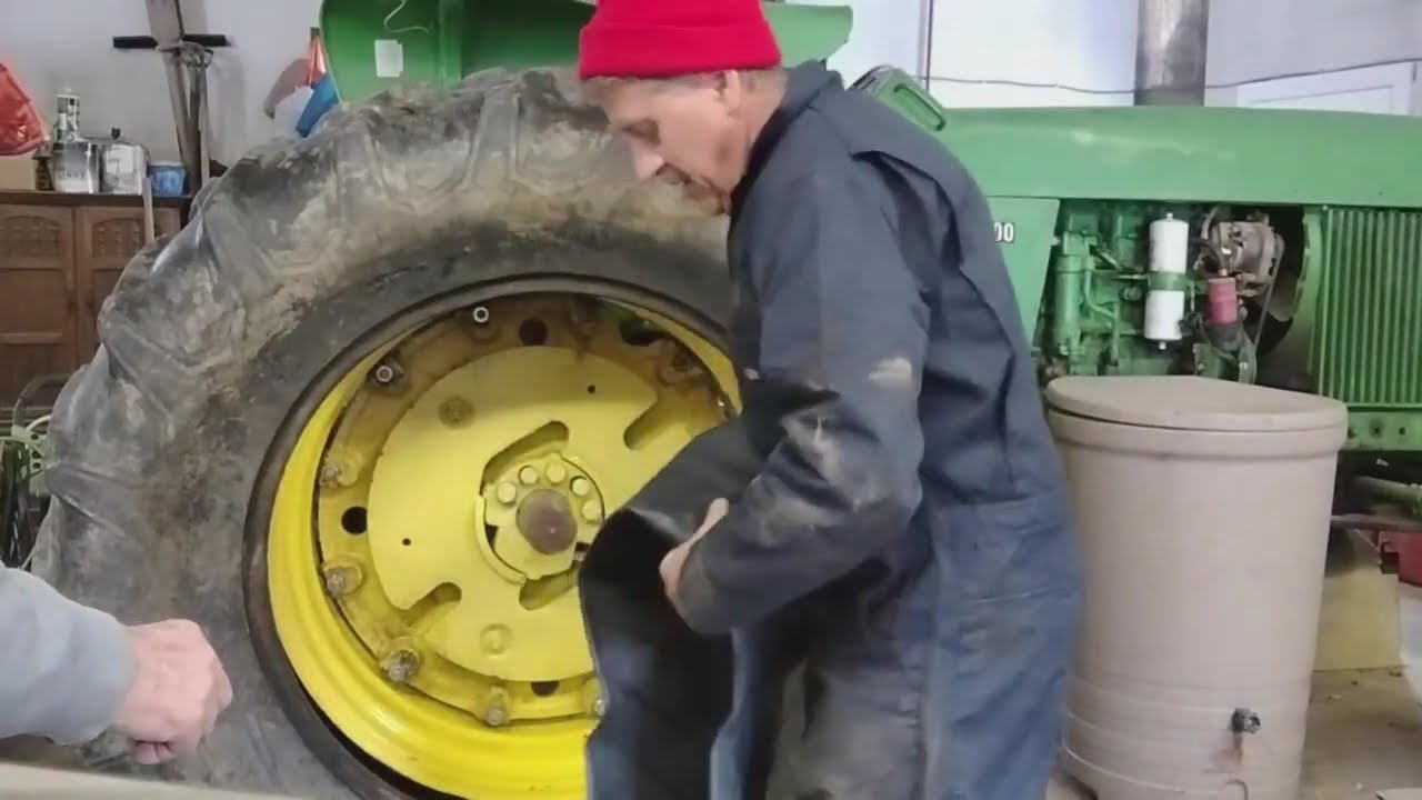 Помогаю папе устанавливать новый диск и шину на JD4000.