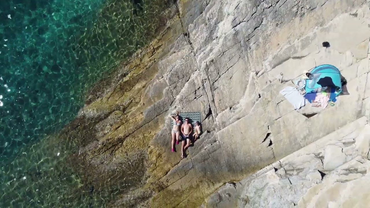 Dzika plaża z odciskiem stopy dinozaura - Park Premantura Kamenjak - Chorwacja, Istria - DJI Mini 2