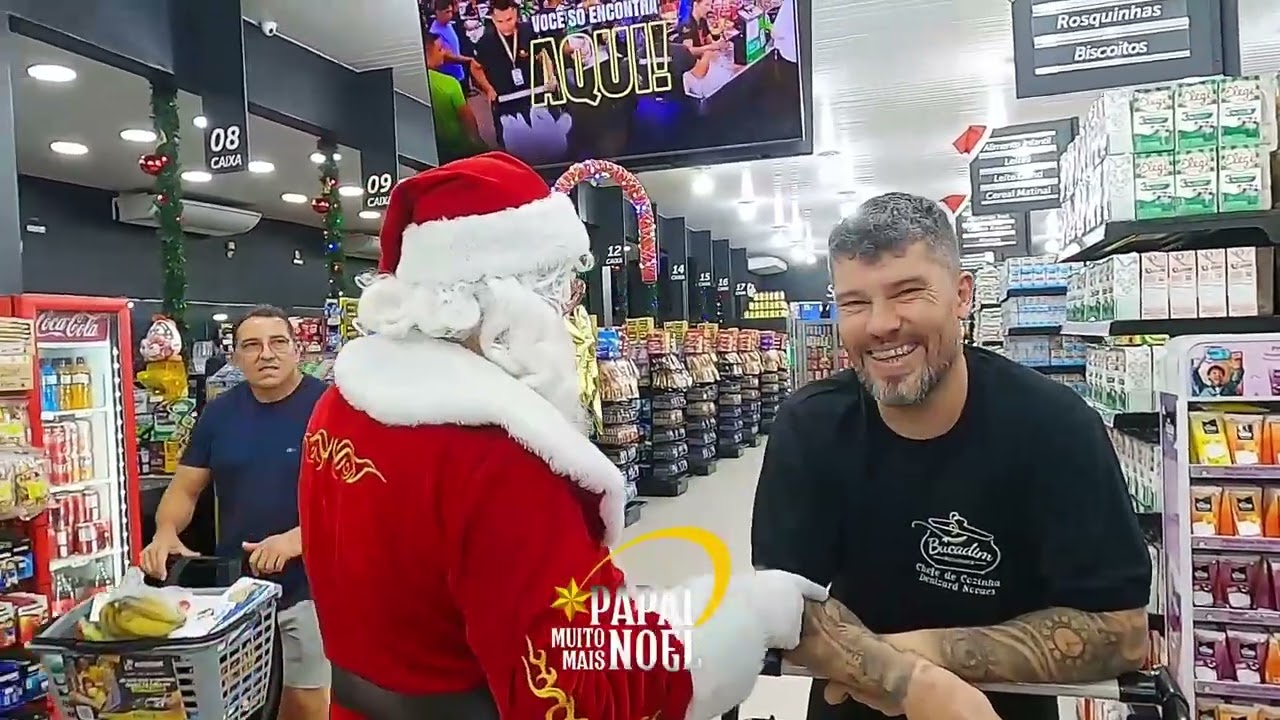 Papai Noel visita o supermercado