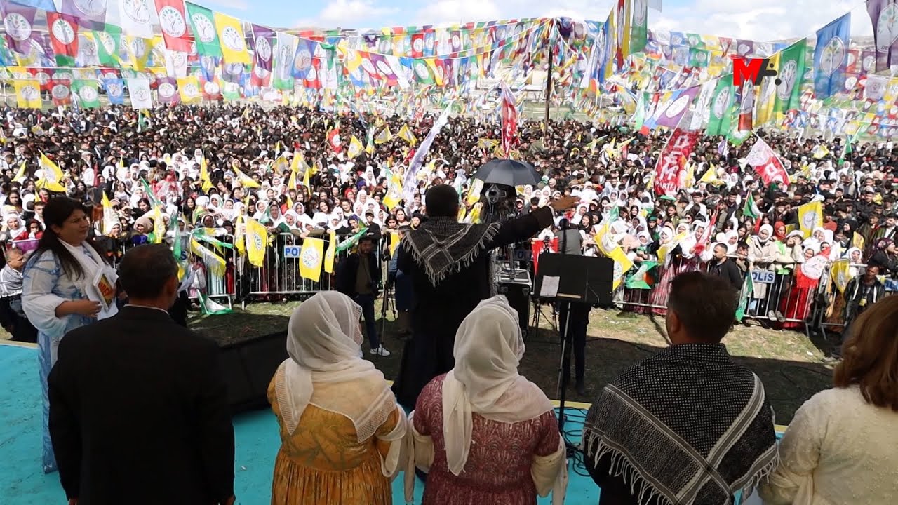 ŞIRNEX'TE ONBİNLER NEWROZ ALANINA AKTI